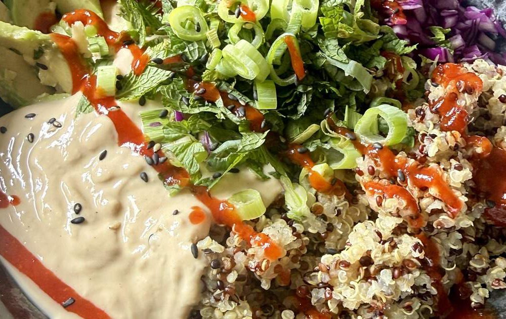 Bowl mit Quinoa, Rotkohl, Avocado und Seidentofu-Erdnuss-Sauce