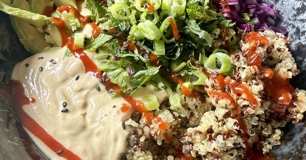 Bowl mit Quinoa, Rotkohl, Avocado und Seidentofu-Erdnuss-Sauce